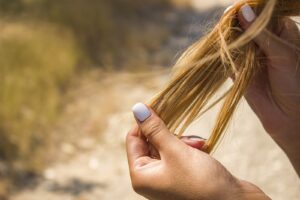 Read more about the article FAQs: Treating Brittle, Dry Hair