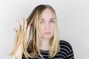 Read more about the article Oily Hair: Causes and Solutions