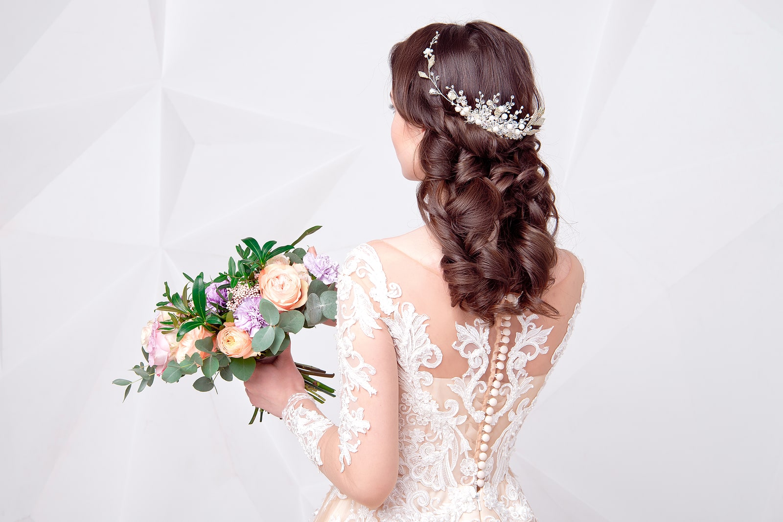 Read more about the article Tips for Choosing Your Wedding Day Hairstyle