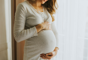 Read more about the article Managing Hair Loss During Pregnancy and Postpartum